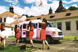 Kaune praeivių akis traukia rožinis autobusiukas: pamatęs nusišypso kone kiekvienas