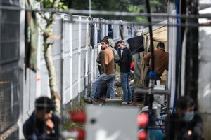 Pasienyje su Baltarusija apgręžta pora migrantų, įleisti trys žmonės