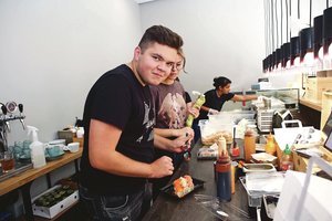 Jaunimas atvirai papasakojo apie darbą vasarą: kur išleis uždirbtus pinigus ir ko labiausiai bijo tėvai