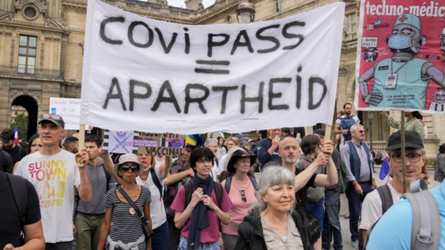 Prancūzijos gyventojai vėl užplūdo gatves: protestavo prieš galimybių paso atitikmenį