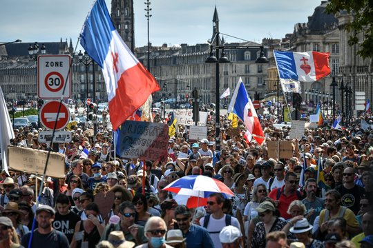Prancūzijoje šeštą savaitgalį vyksta protestai prieš „sveikatos pasus“: į gatves išėjo daugiau kaip 175 tūkst. gyventojų