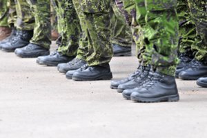 Teismas sustabdė kareiviškų batų pirkimo konkursą