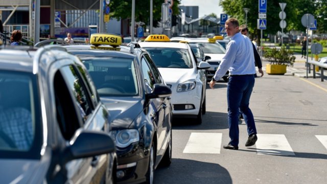 Taksi paslaugų tiekėjai perspėja: brangsta degalai – tikėtina, brangs ir paslaugos