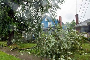 Atogrąžų audra „Henri“ užklupo Rod Ailandą: teko atšaukti dešimtis skrydžių, iškrito rekordinis kritulių kiekis 