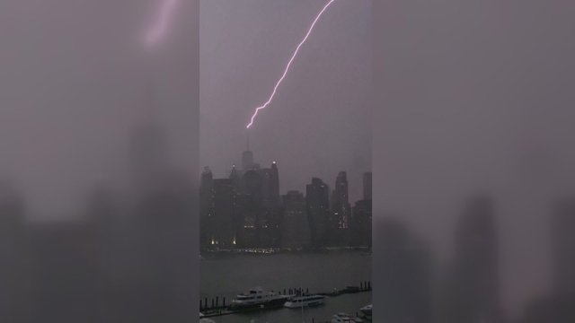 Išskirtiniai audros vaizdai: dangų perskrodęs žaibas nusitaikė į prekybos centrą