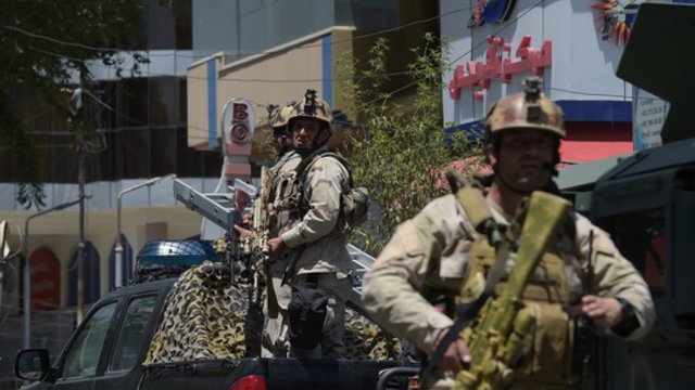 JK pratęsia savo piliečių ir afganistaniečių evakuaciją iš Kabulo: Talibanas kelia pavojų