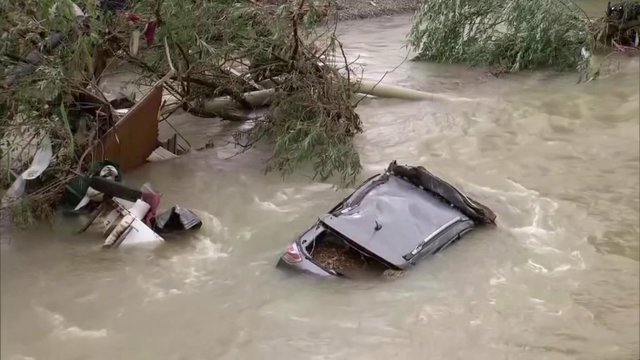 Skaičiuojamos potvynio aukos JAV Tenesio valstijoje:  tarp žuvusiųjų – iš tėvo rankų išplėšti mažamečiai dvynukai