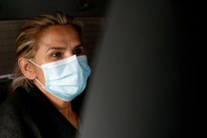 „Genocidu“kaltinta Bolivijos eksprezidentė yra „stabilios“ būklės po bandymo nusižudyti kalėjime