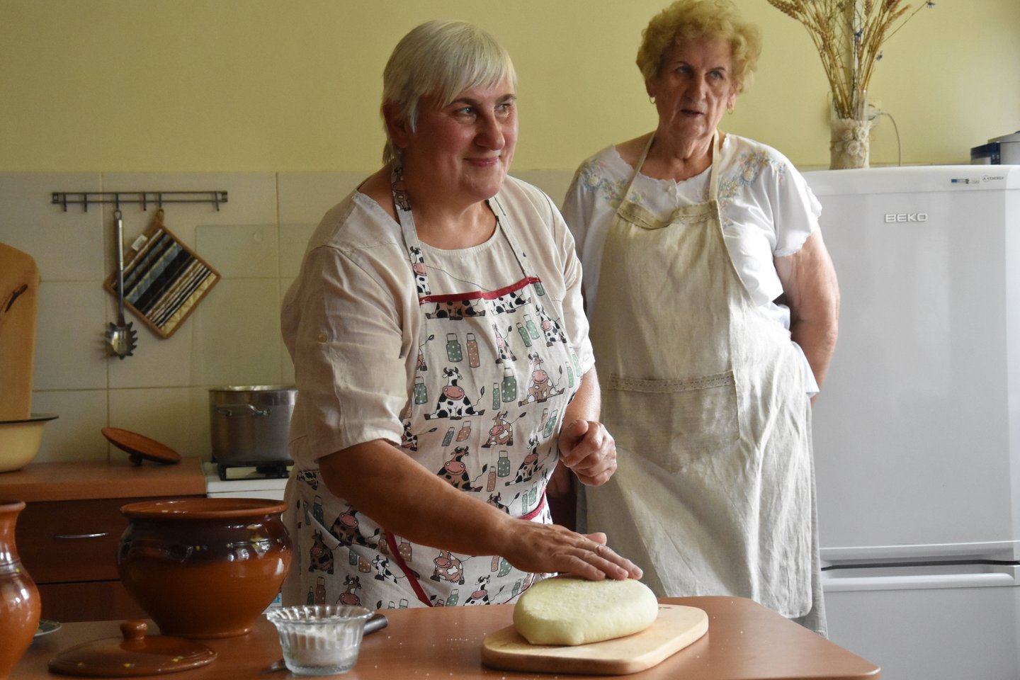 Ritinių bendruomenės moterys moko ir sviestą sumušti, ir suslėgti varškės sūrį. <br>A.Srėbalienės nuotr.