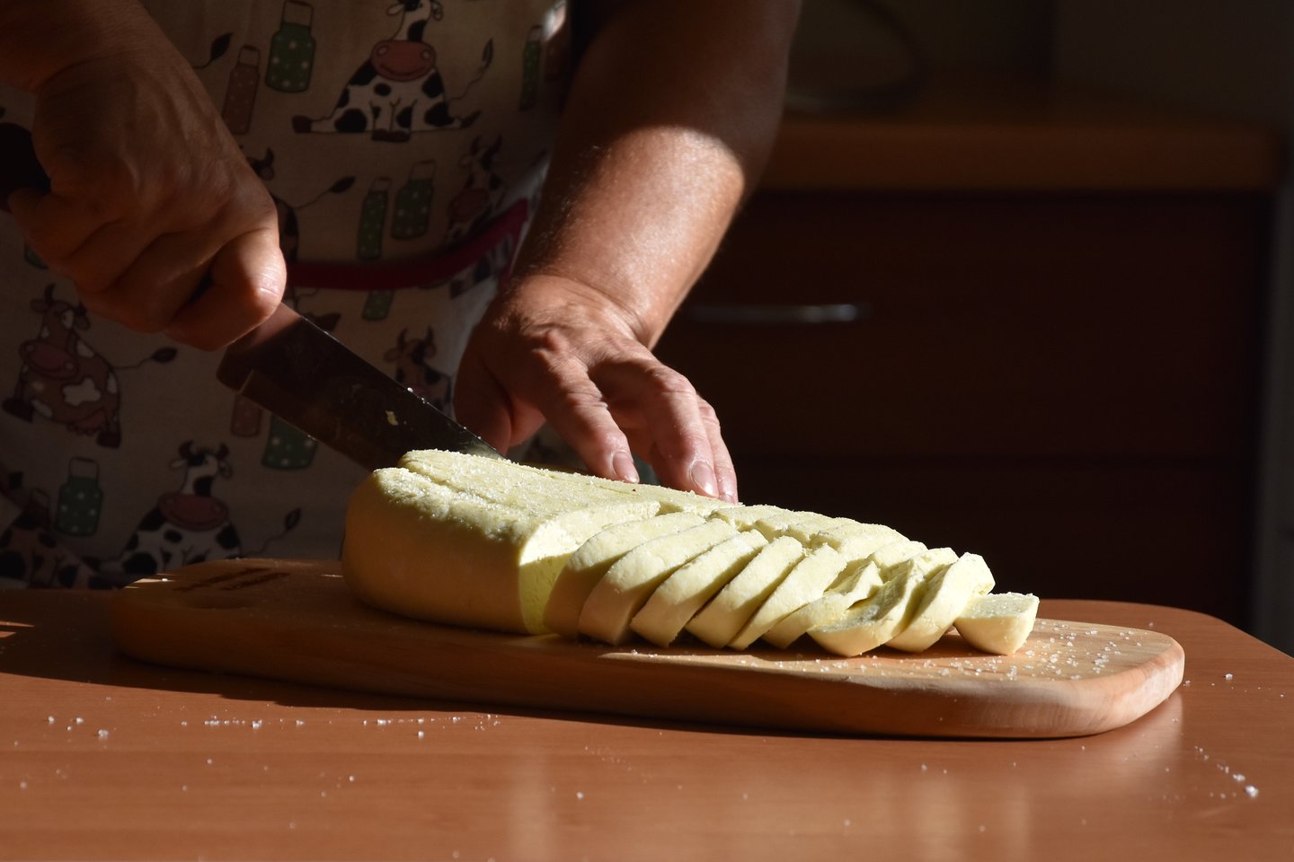 Ritinių bendruomenės moterys moko ir sviestą sumušti, ir suslėgti varškės sūrį. <br>A.Srėbalienės nuotr.