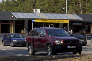 Moteris piktinasi „Regitros“ kainomis: „Vien už popieriuko perrašymą reikia mokėti tokius pinigus?“