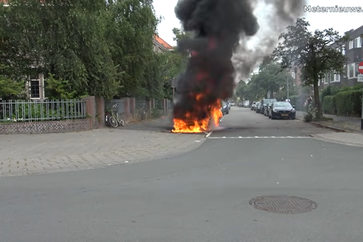 Automobilis sudegė visiškai, nors ugniagesiai pasirodė pakankamai greitai.<br>Stop kadras
