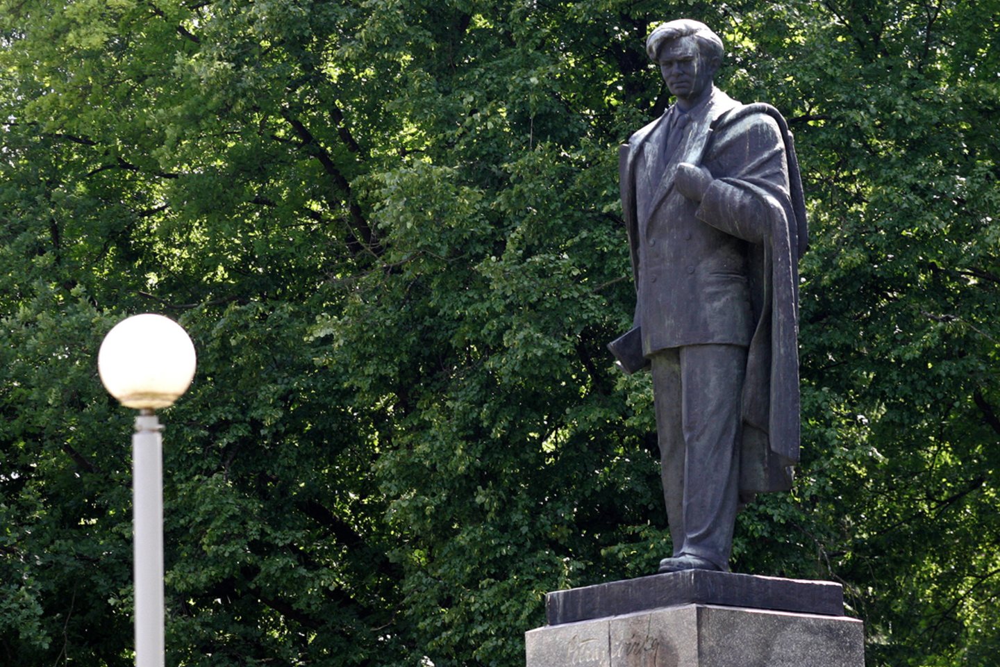 Paveldosaugininkai apsisprendė dėl Petro Cvirkos aikštės sostinėje vertingųjų savybių bei šio sovietmečio rašytojo paminklo likimo.<br>M.Vizbelio nuotr.