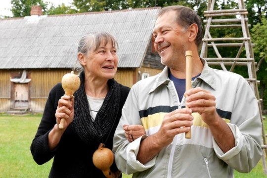 Sodyboje be kelio ir be ryšio įsikūrusi šeima gamina nuostabą keliančius dalykus