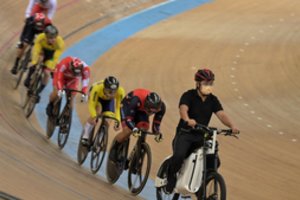 Masinės griūtys ir netikėtumai keirino rungtyje: dviračių treko UCI Čempionų lyga žada nepamirštamą dramą