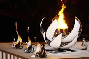 Įžiebta Tokijo paralimpiados ugnis – startuoja žaidynės