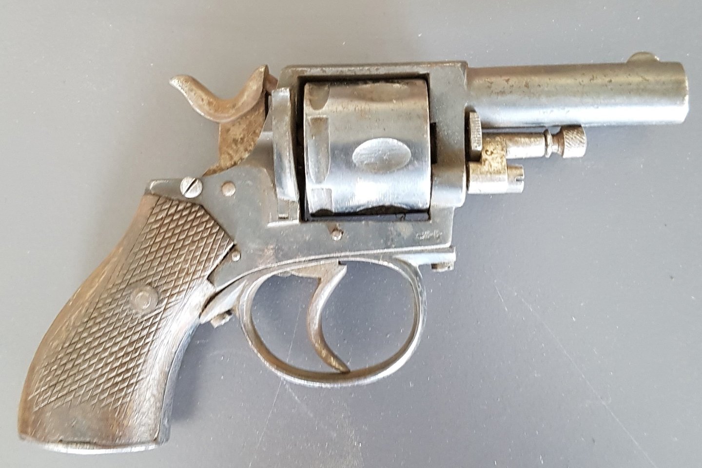  Tarp lobyje buvusių ginklų buvo rastas revolveris. Tai greičiausiai gatvių mūšių reliktas.<br> Stadtarchiv Hagen nuotr.
