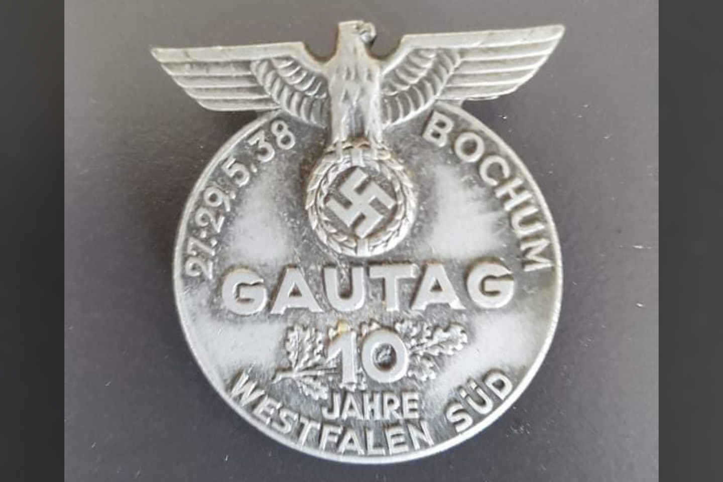  Tarp radinių yra nacių ženkleliai bei medaliai, papuošti partijos emblemomis - tokiomis kaip ereliai ir svastikos.<br> Stadtarchiv Hagen nuotr.
