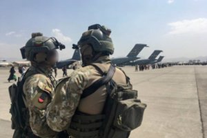 Į Lietuvą parskraidinami pirmieji Lietuvos kariuomenei talkinę afganai: lėktuvas nusileis jau šiąnakt