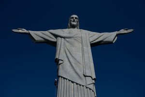 Brazilijoje sulaikyti du prancūzų keliautojai, užsiropštę ant garsiosios Kristaus statulos