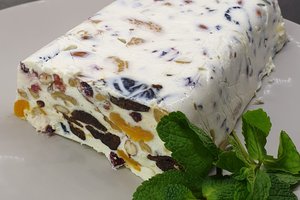 Varškės, riešutų ir džiovintų vaisių desertas: kartą paragavęs negali sustot