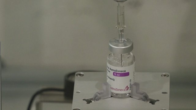 Sukūrė automatinę COVID-19 vakcinų naudojimo sistemą: iš vieno buteliuko – 12 skiepų dozių