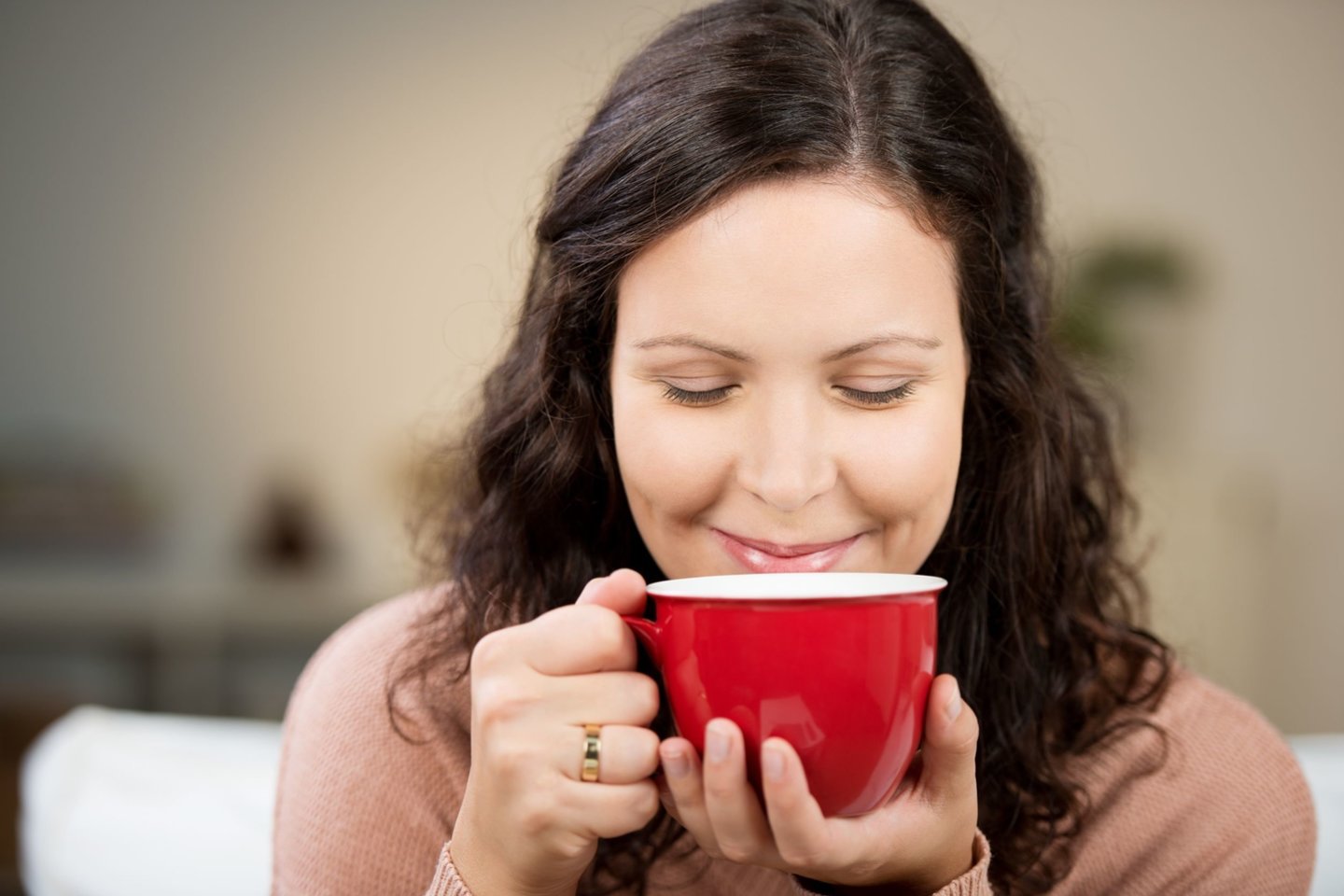 Mokslas neseniai nustatė tikslų puodelių skaičių per dieną, kuris žymi ribą, kada kava yra naudinga, o kada – kenksminga.<br>123rf nuotr.