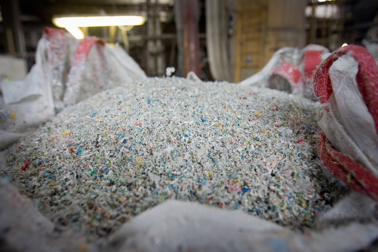 Kasmet pasaulyje susidaro apie 300 mln. tonų plastiko atliekų. Iš jų perdirbama tik maždaug 16 proc. Likusi dalis išmetama į sąvartynus, sudeginama arba paprasčiausiai patenka į aplinką.<br>D.Umbraso nuotr.