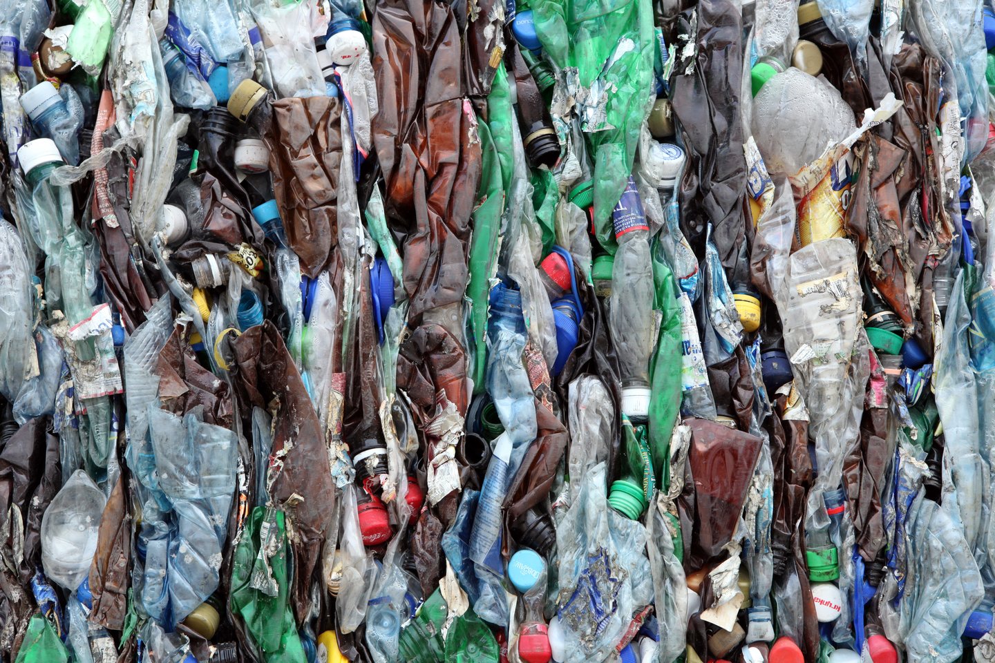 Kasmet pasaulyje susidaro apie 300 mln. tonų plastiko atliekų. Iš jų perdirbama tik maždaug 16 proc. Likusi dalis išmetama į sąvartynus, sudeginama arba paprasčiausiai patenka į aplinką.<br>P.Lileikio nuotr.