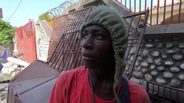 Nusiaubtojo Haičio gyventojai iš griuvėsių renka metalo liekanas: tikisi užsidirbti pragyvenimui