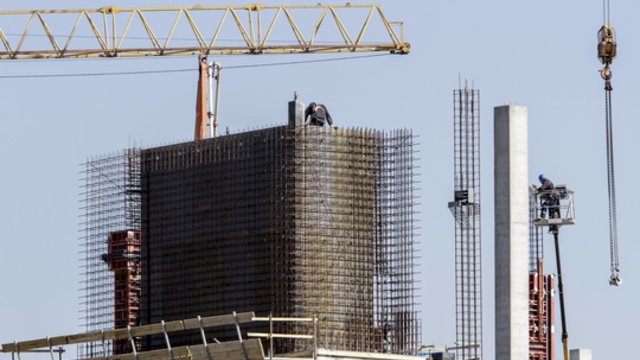 Statybų sektorius baiminasi: perkančių būstą vis daugėja – rudenį gali trūkti darbuotojų