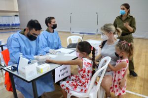 Vakcinavimo čempionu laikytame Izraelyje – susirgimų šuolis: lietuvė papasakojo apie vyraujantį požiūrį į skiepus