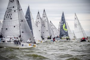 Pasaulio „Platu 25“ čempionate Nidoje komandoms teko buriuoti ribinėmis sąlygomis: plyšo burės, lūžo stiebas