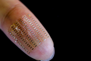 Įspūdingas pasiekimas: sukūrė už dulkę mažesnį superkondensatorių, veikiantį žmogaus kūne