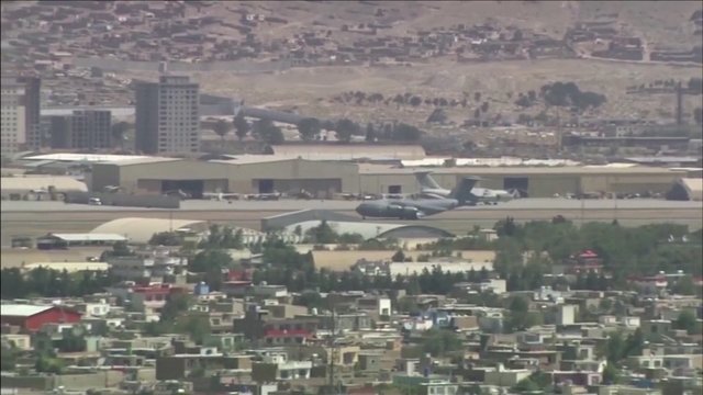Kabule tęsiama evakuacija: į dangų kyla kariniai orlaiviai, įspėjama apie teroro išpuolio grėsmę