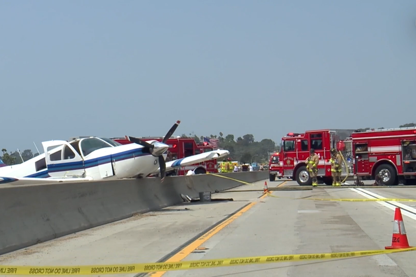 Kaip pranešė Kalifornijos greitkelių patrulis, lėktuvas pakilo iš „Montgomery Field“ oro uosto ir keliavo į Kalifornijos pajūrio zoną, tačiau iškilo mechaninių problemų.<br>Stop kadras