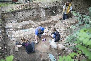Naujausi atradimai tyrinėjant Didžiąją sinagogą – dekoruotos grindys, Toros rodyklė