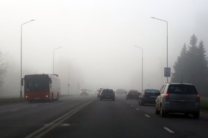 Aktualu artėjant rudeniui: esminiai patarimai, kaip saugiai važiuoti tvyrant rūkui
