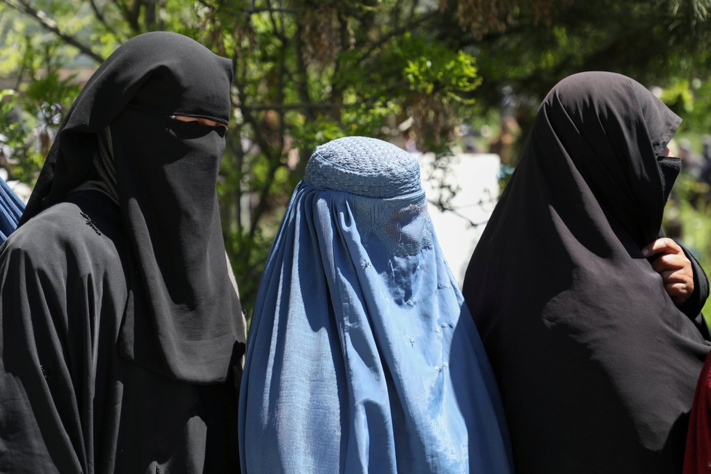 Kalbėdamas apie Afganistano Z. Mujahidas patikino, jog būgštavimai, kad moterys privalės likti namuose ir dengti visą veidą būdamos viešumoje, yra nepagrįsti.<br>Reuters/Scanpix nuotr.