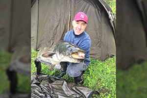 Roberto rankose – įspūdingas laimikis, bet 22 kg sveriantis šamas kepsniu netapo