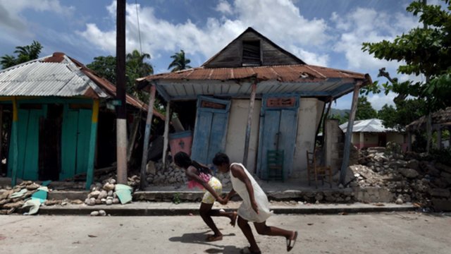 JAV paskelbė skirsianti 32 mln. dolerių nuo žemės drebėjimų nukentėjusiam Haičiui