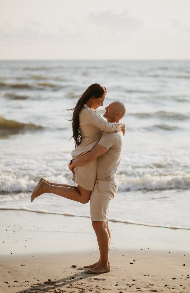  Prieš santuokos įžadų atnaujinimo ceremoniją Radzevičiai įsiamžino fotosesijoje prie jūros.<br>„GALart photography“