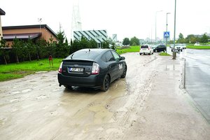 Mieste, o ne kaime: vengdami duobių šio Kauno gyvenamojo rajono naujakuriai į namus važiuoja šaligatviu 