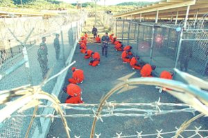 Gvantanamo kalinys verkia prisimindamas kankinimus: išsekusį vyrą naujoms kančioms prikeldavo gydytojų lašelinės