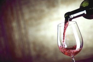 Sukčius maustė turtuolius: suklastodavo brangų vyną