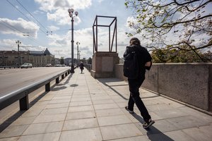 Ant Žaliojo tilto išdygęs Nacionalinės premijos laureato kūrinys pašiepia politikų norą viską griauti