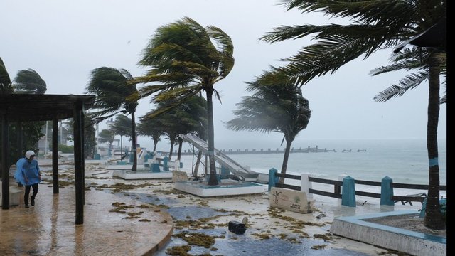 Uraganas „Ida“ praūžė Kuboje ir artėja link JAV: daugelis gyventojų priversti evakuotis