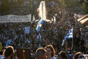 Graikijoje protestavo tūkstančiai vakcinų priešininkų