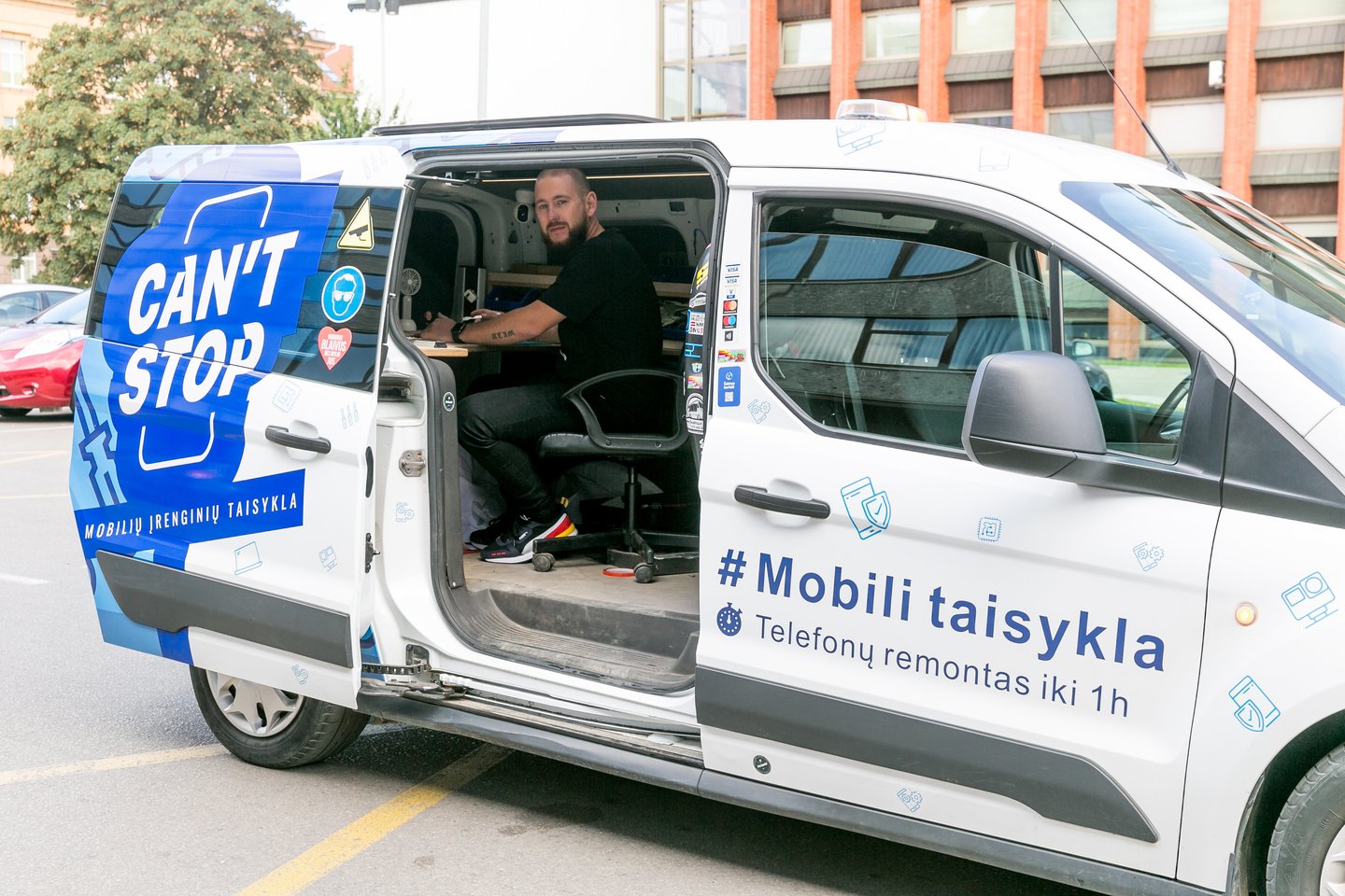 Išmaniųjų įrenginių meistras Alimas Rubinskis 2019 m. įkūrė mobilią taisyklą ir ja važinėja Vilniuje bei Kaune.<br>T.Bauro nuotr.
