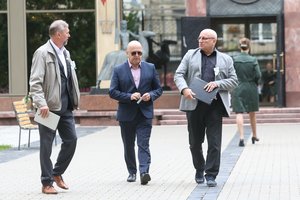 Neįprastas susitikimas už Seimo vartų: Šeimų sąjūdžio nariai V. Čmilytei-Nielsen perdavė šūsnį reikalavimų